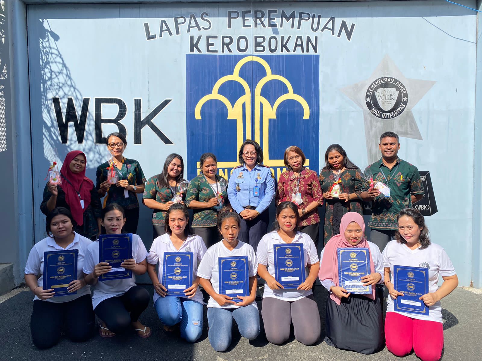 PESERTA DIDIK SEKOLAH MERDEKA JEGEG, WBP LAPAS PEREMPUAN KEROBOKAN TERIMA RAPOR.