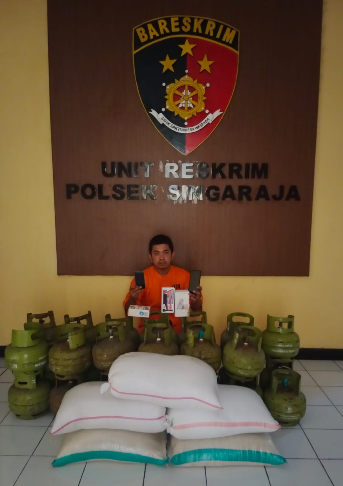 Team Opsnal Polsek Singaraja Berhasil Meringkus Pencuri HP di Rumah Mertuanya.