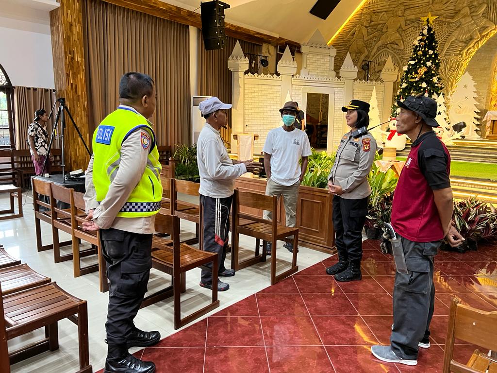 Kapolsek Kuta Utara Cek Pos Pengamaman Gereja di Gereja Tirta Amerta Pelambingan.