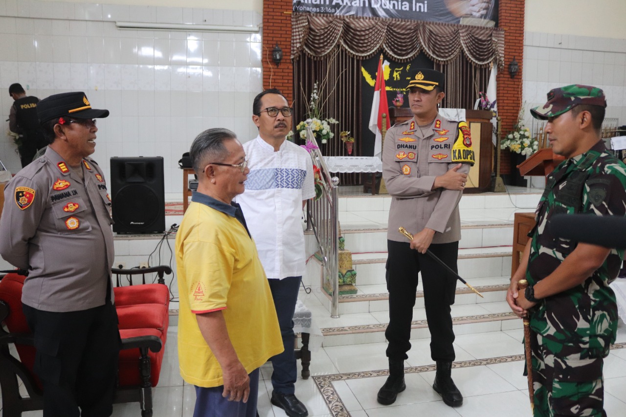 Pastikan Kemanan Dan Kenyamanan Beribadah, Forkompinda Buleleng Lakukan Seterilisasi.