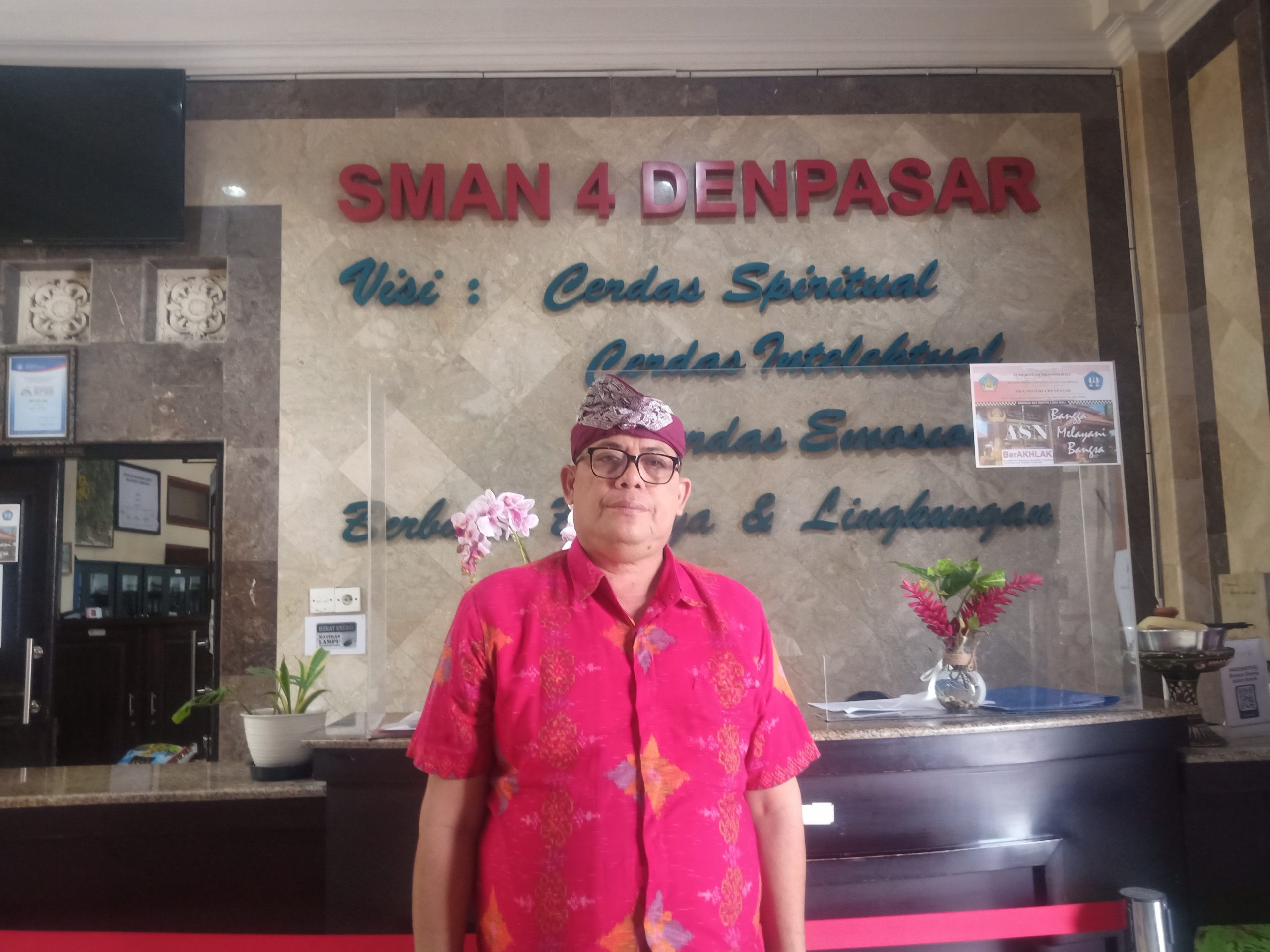 Peringatan Hari Aids Sedunia Kepala Sekolah SMA 4 Denpasar Tekankan, Dengan meningkatkan Karakter Siswa Melalui Pendidikan Karakter,  Siswa Dapat Terhindar Dari Penularan HIV/AIDS.
