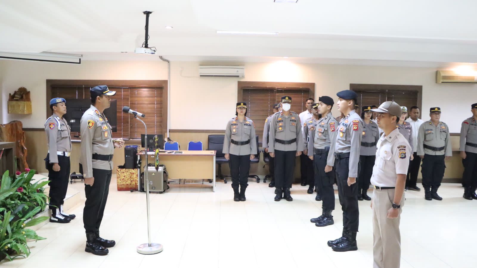 Kapolres Badung pimpin Upacara Kenaikan Pangkat Pengabdian Perwira Pada Apel Jam Pimpinan.