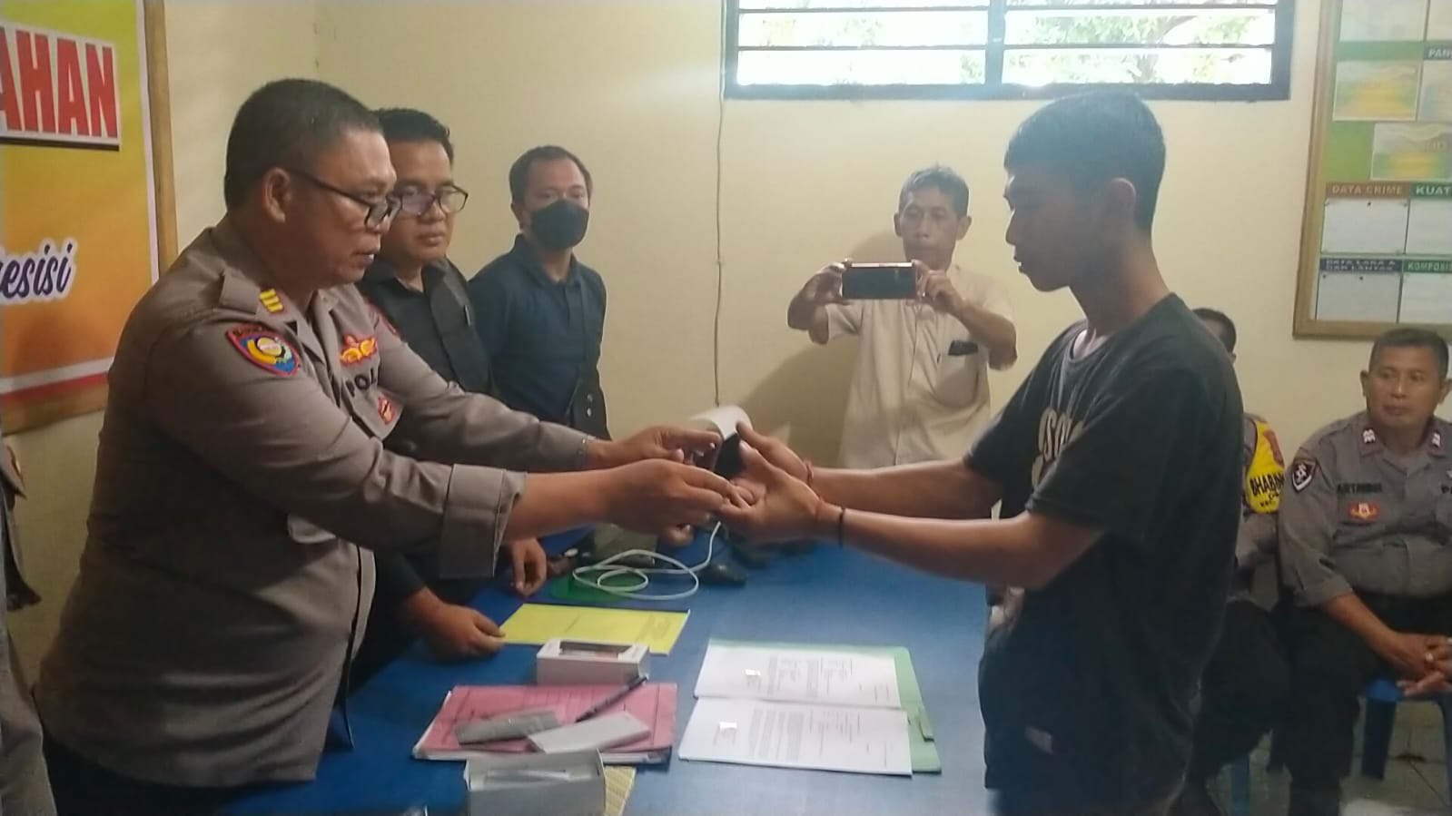 Siswa SMA 1 Kubutambahan Dapat Bantuan Hand Phone Dari Kapolsek.