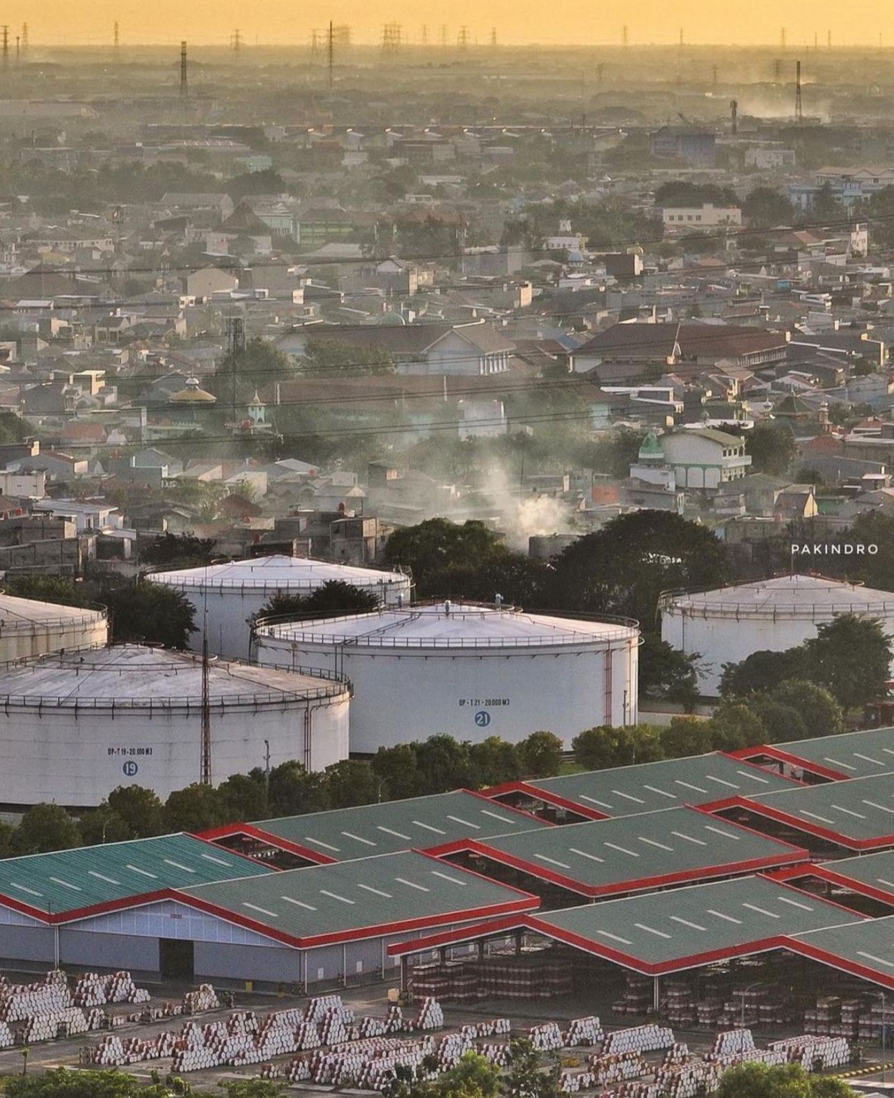 Polri Bantu Tangani Kebakaran Depo Pertamina Plumpang: Identifikasi Korban hingga Usut Penyebabnya.