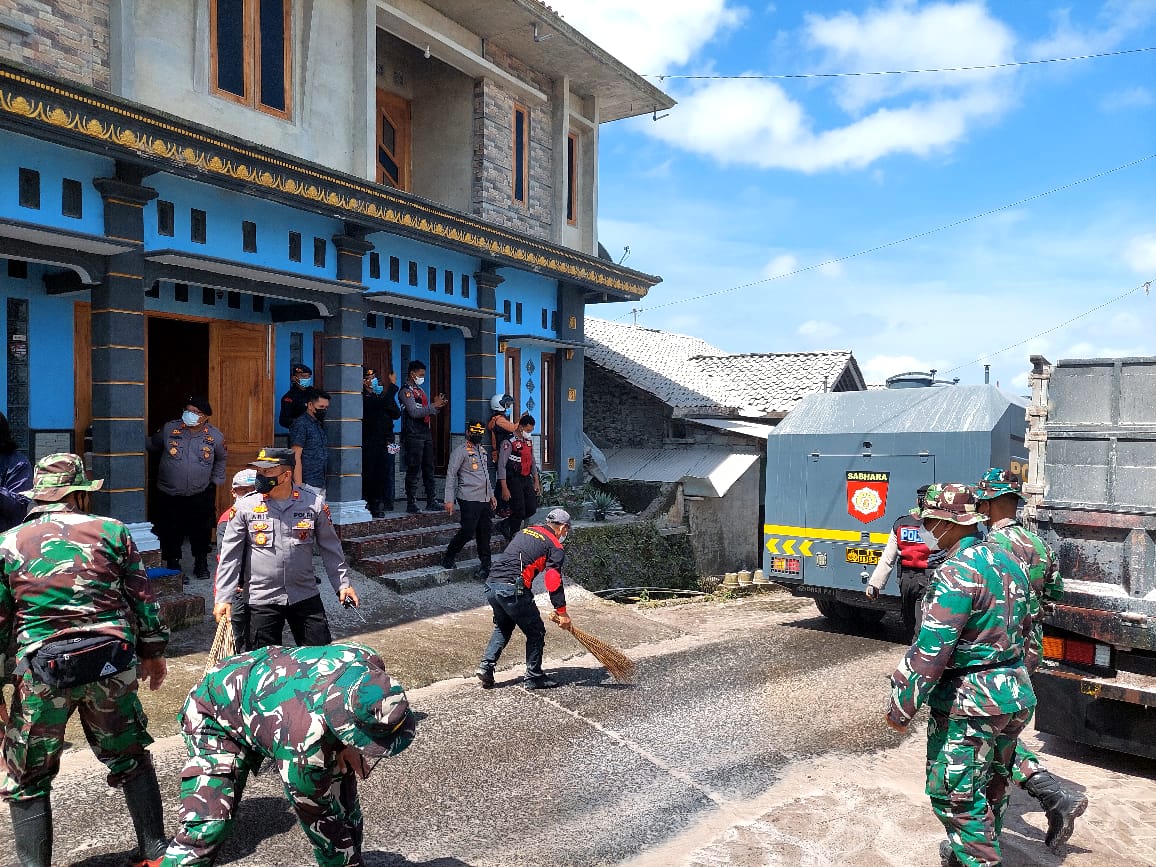 Polisi Bantu Bersihkan Jalan, Dampak Abu Vulkanik Pasca Erupsi Merapi.