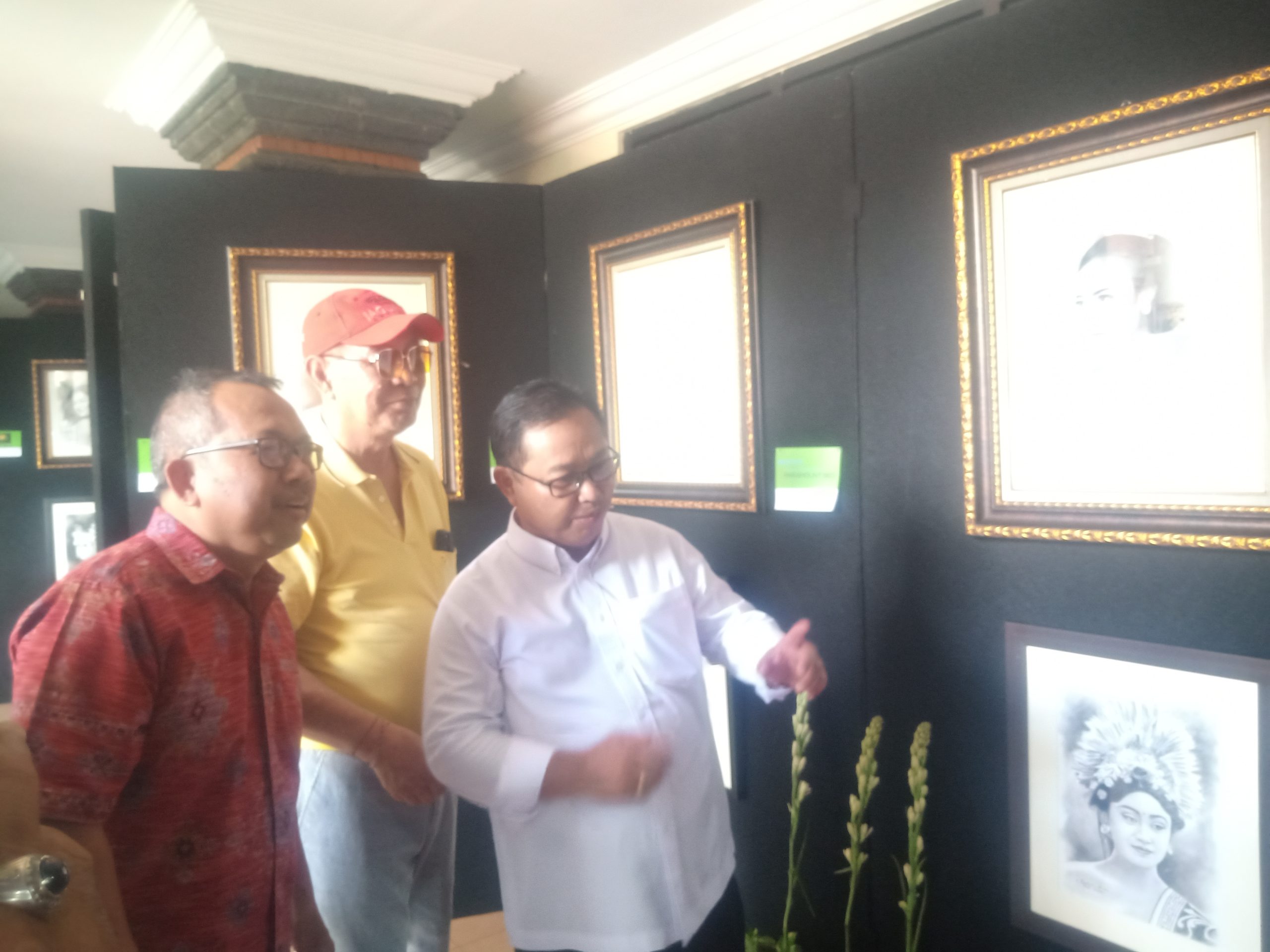 Sebanyak 71 Lukisan Dokter Bagus Darmayasa Dipamerkan Dalam Rangka Menyemarakkan Hari Jadi ke 61 Fakultas Kedoteran UNUD Denpasar.