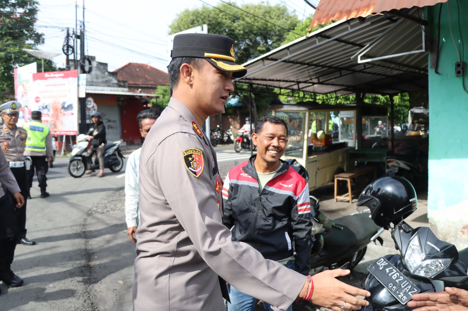 Sentuhan Kemanusiaan Dari Kapolres Buleleng Kepada Ojek Tradisional Dan Ojek Online.