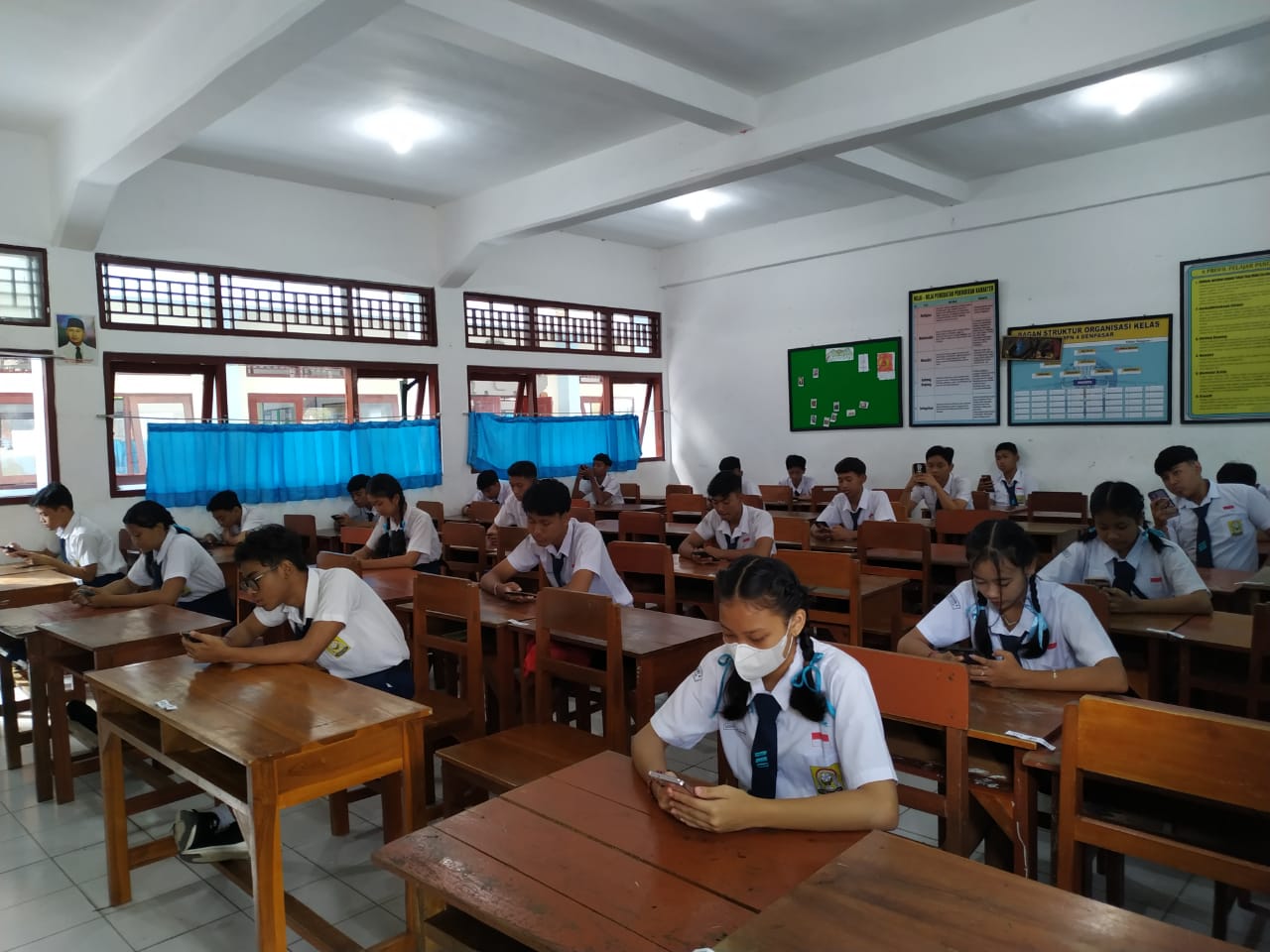 Sebanyak 406 siswa SMP Negeri 4 Denpasar Mengikuti Ujian Sekolah di Hari Pertama.