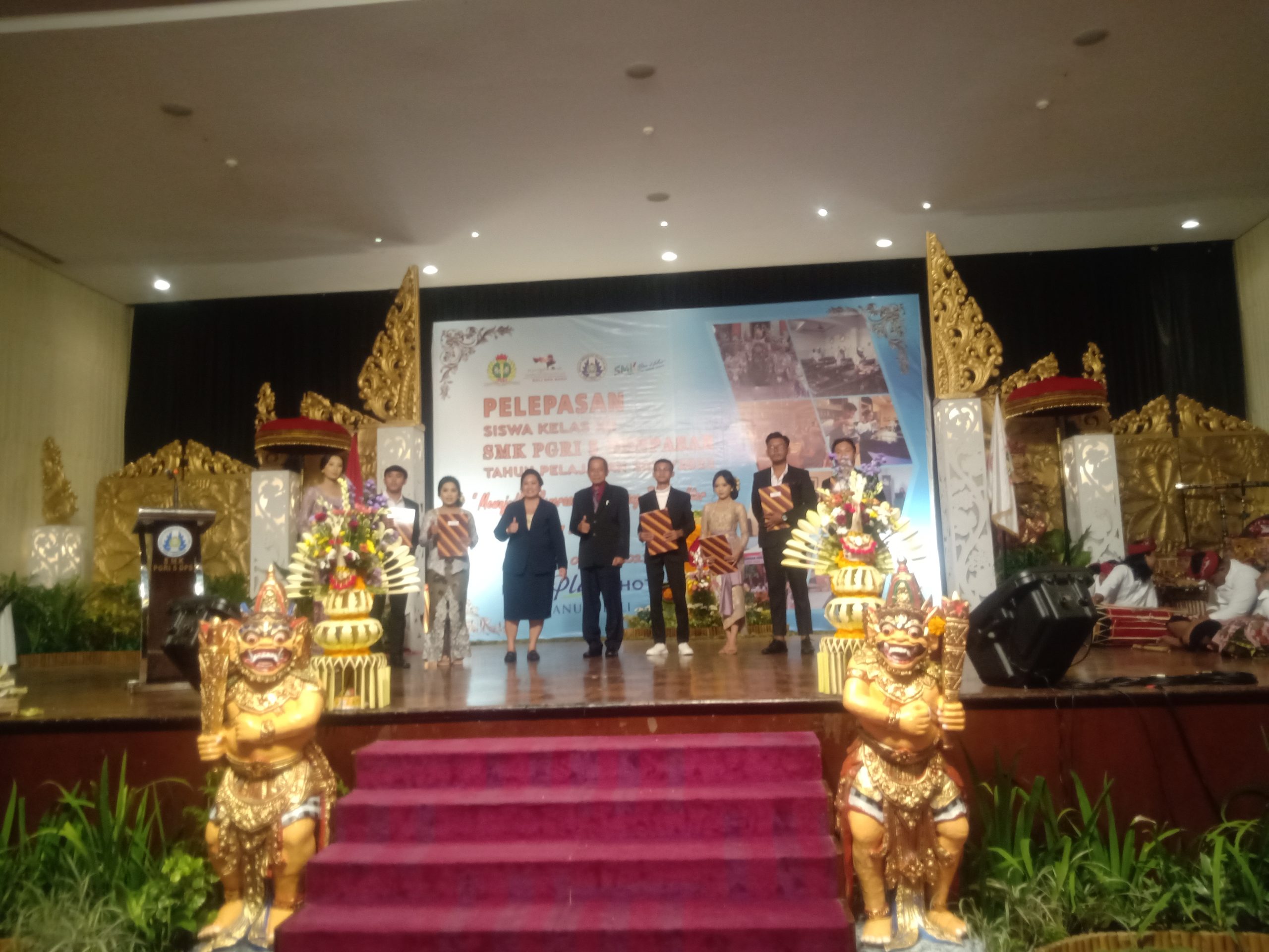 Kepala sekolah SMK PGRI 5 Denpasar, Dra. Ni Ketut Nuka melepas 634 siswa Kelas XII bertempat di  Prime Plaza Hotel Denpasar.