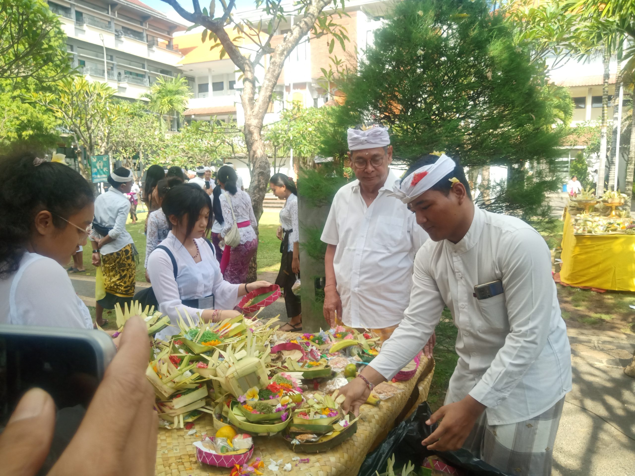 Pada Hari Raya Saraswati Yayasan Dwijendra Melaksanakan Persembahyangan Bersama Yang Dirangkai Dengan Samawartana.