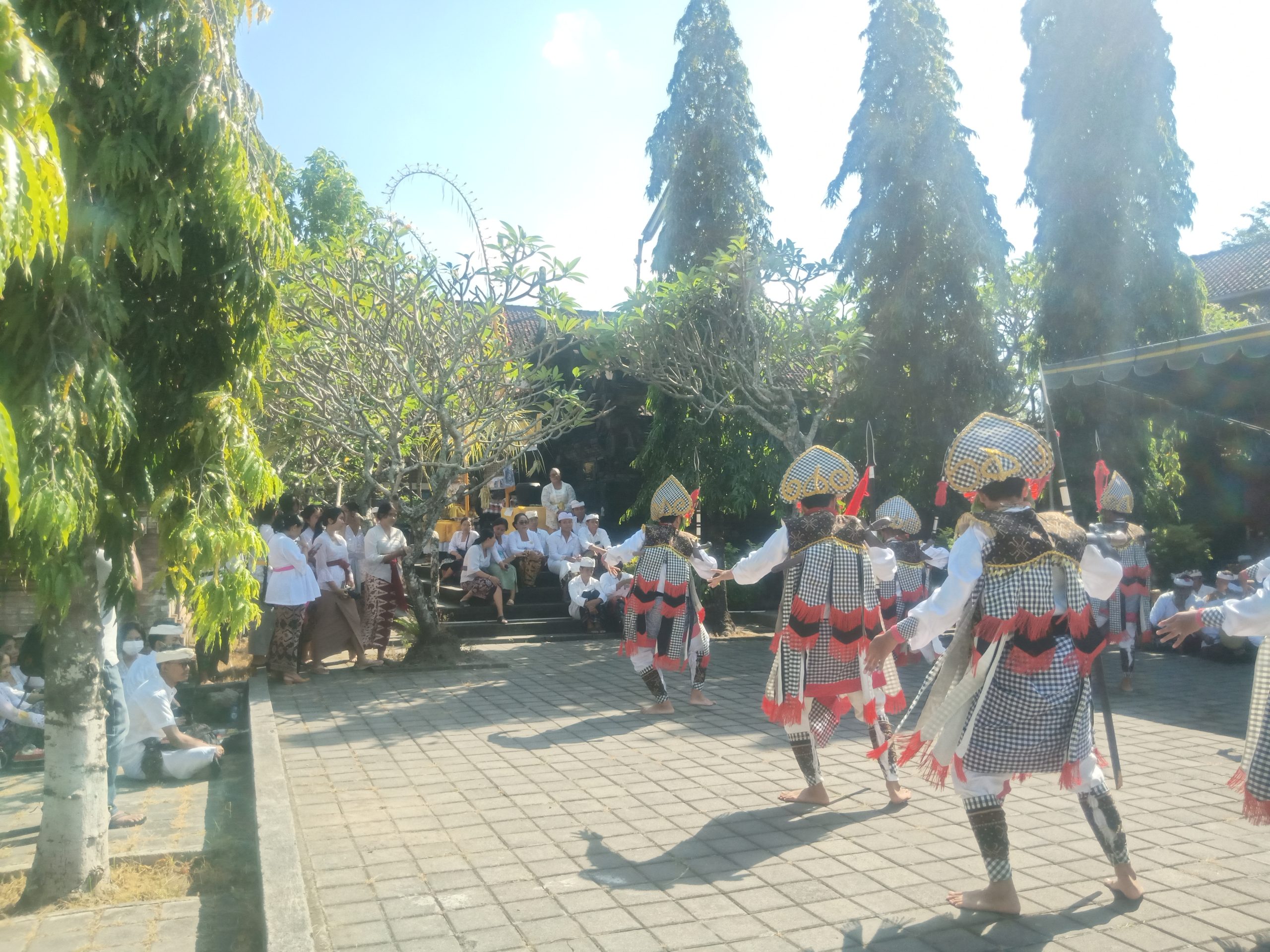 Kepala Sekolah SMAN 5 Denpasar Tekankan, Tingkatkan Pendidikan Karakter Siswa Pada Hari Raya Saraswati.