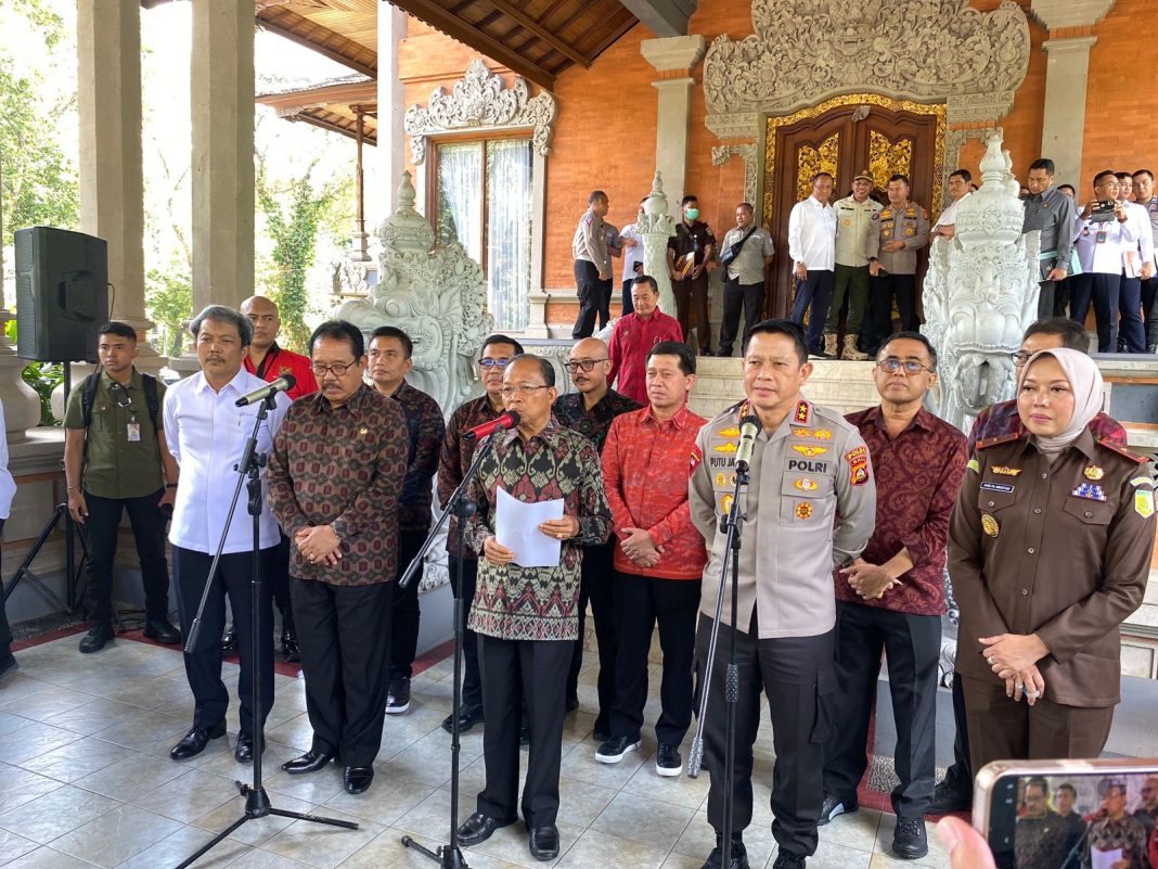 Gubernur Wayan Koster Terbitkan SE Gubernur No. 04 Tahun 2023 tentang Tatanan Baru Bagi Wisman di Bali.