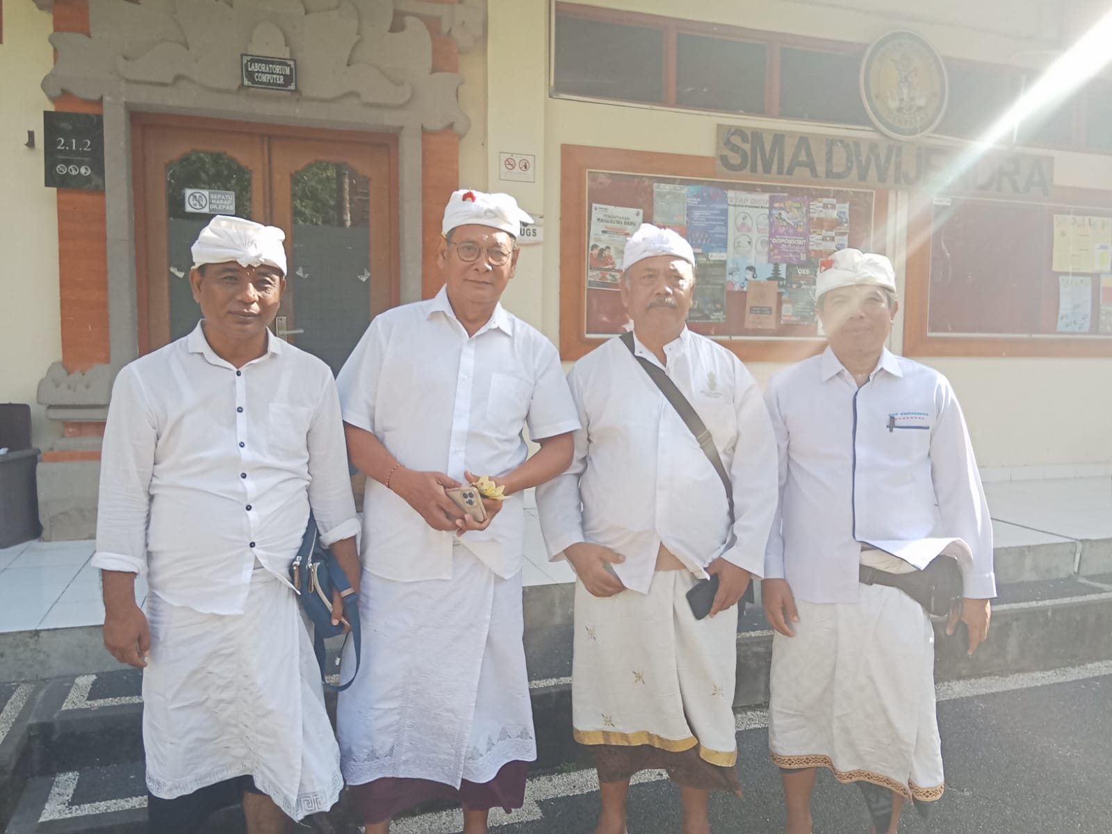 Yayasan Dwijendra Denpasar Melaksanakan Upacara Pawintenan Yang di Ikuti Ratusan Siswa Baru.