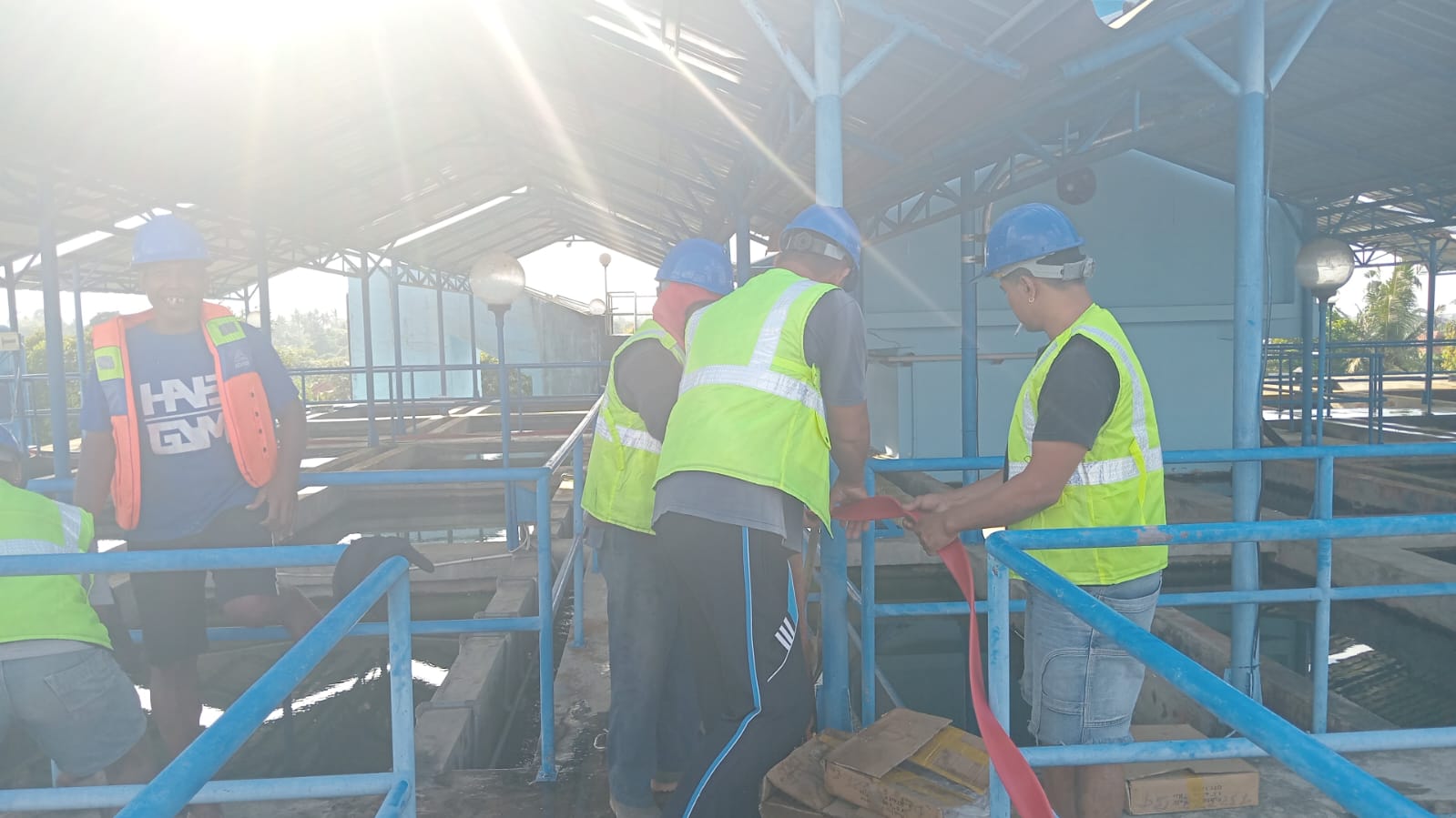 Tingkatkan Kualitas Air, PDAM Kota Denpasar Bersihkan Bak Fulsator IPA Belusung.