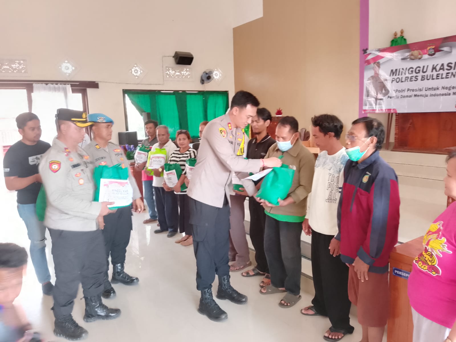 Gelar Minggu Kasih Polres Buleleng, Berikan Tali Kasih di Gereja GKPB Pelangi Kasih, Seririt.