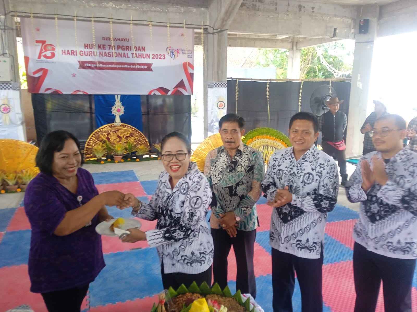 Pada Perayaan Hari Guru Nasional 2023 dan HUT PGRI ke 78 Kepala Sekolah SMA 5 Denpasar Berikan Penghargaan Kepada Para Guru Yang Purna Bhakti.