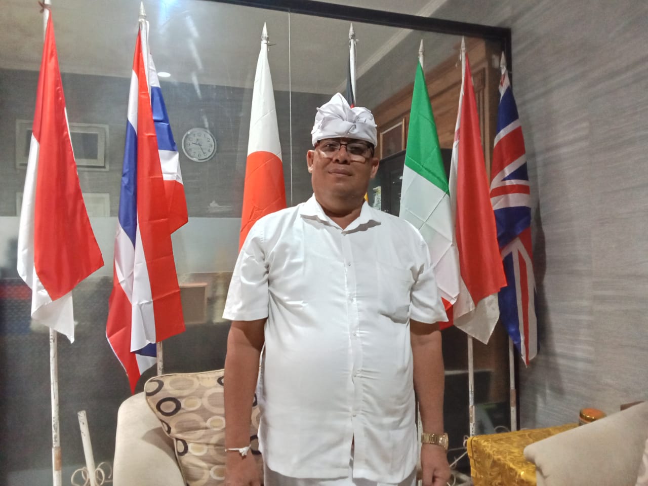 Siswa SMA 4 Denpasar Berikan Bingkisan Bunga Kepada Guru Pada Momen Hari Guru Nasional 2023 dan HUT PGRI ke 78.