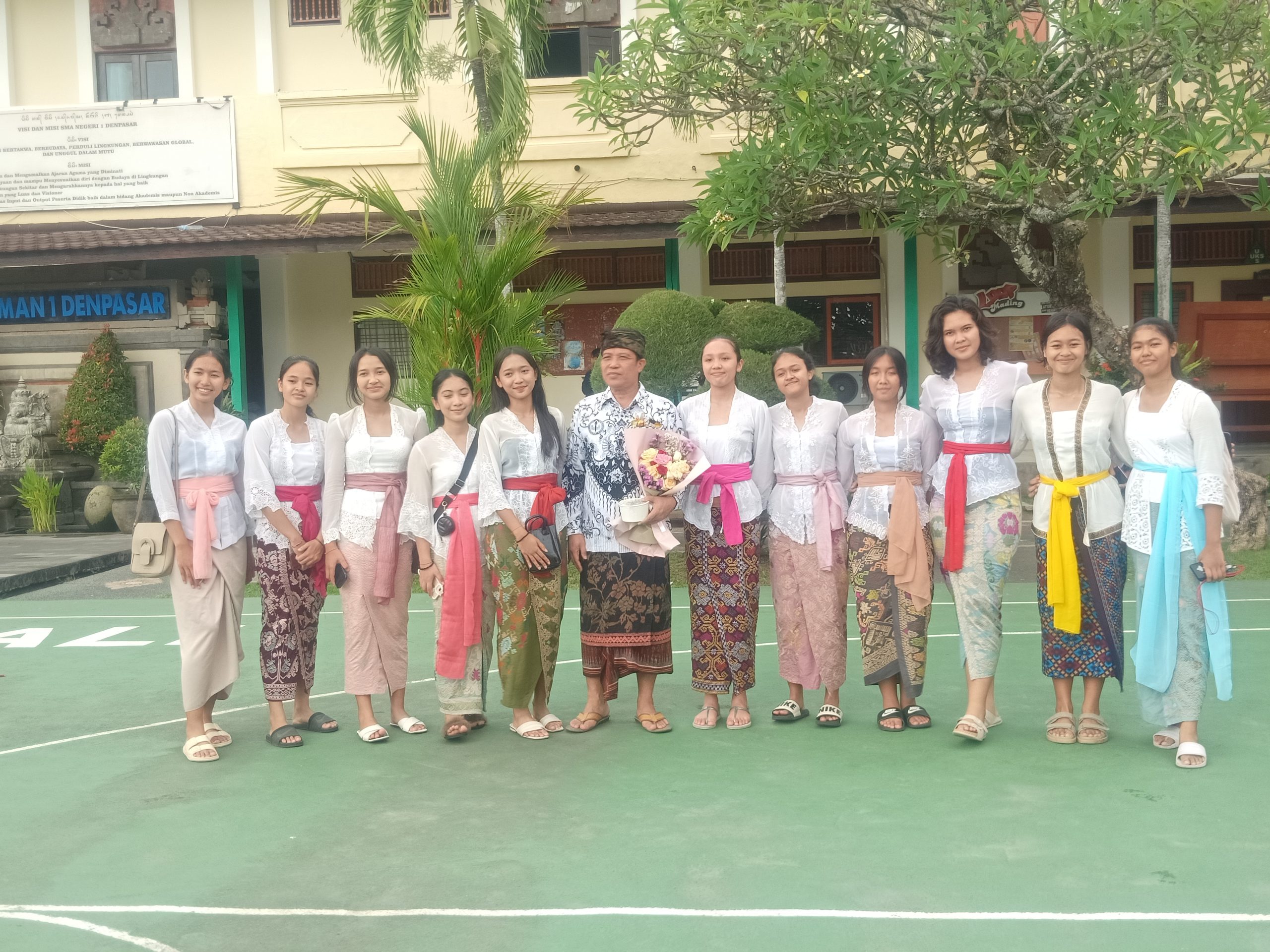 Pada Perayaan Hari Guru Nasional 2023 Kepala Sekolah SMA 1 Denpasar Tekankan Guru Harus Bisa Memotivasi Anak Anak Agar Belajar Dengan Rajin dan Baik.