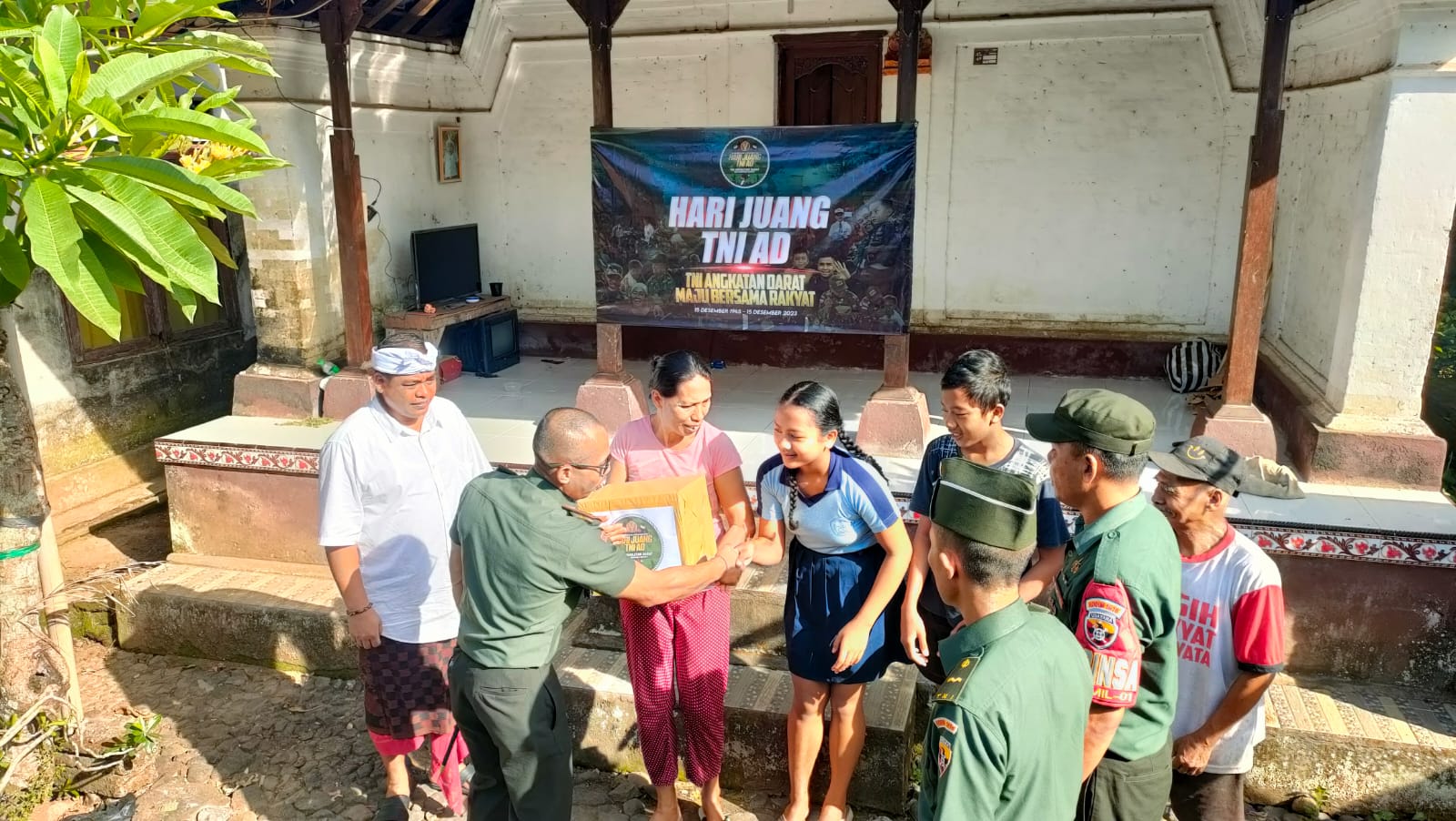 Peringati Hari Juang Kartika, Dandim 1616/Gianyar serahkan Bansos Kepada Anak Yatim.