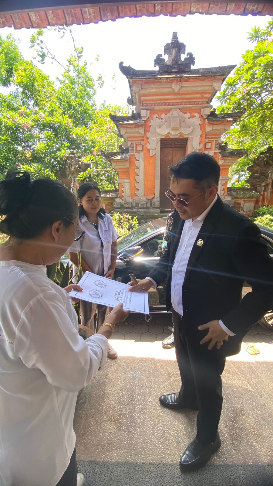 Senator Arya Wedakarna Berikan Penghargaan Kepada Kepala Sekolah SMA 5 Denpasar Sebagai Tokoh Pendidikan.