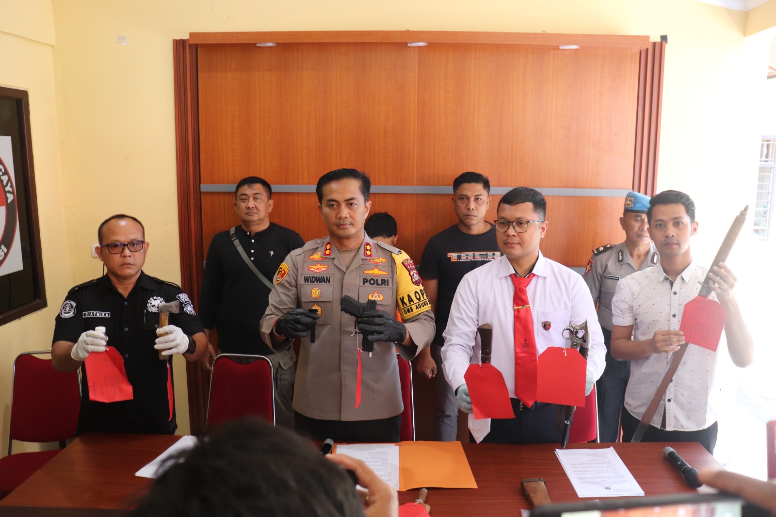Satuan Reskrim Polres Buleleng Berhasil Mengungkap Kasus Dugaan Kepemilikan Senpi Dan Sajam.