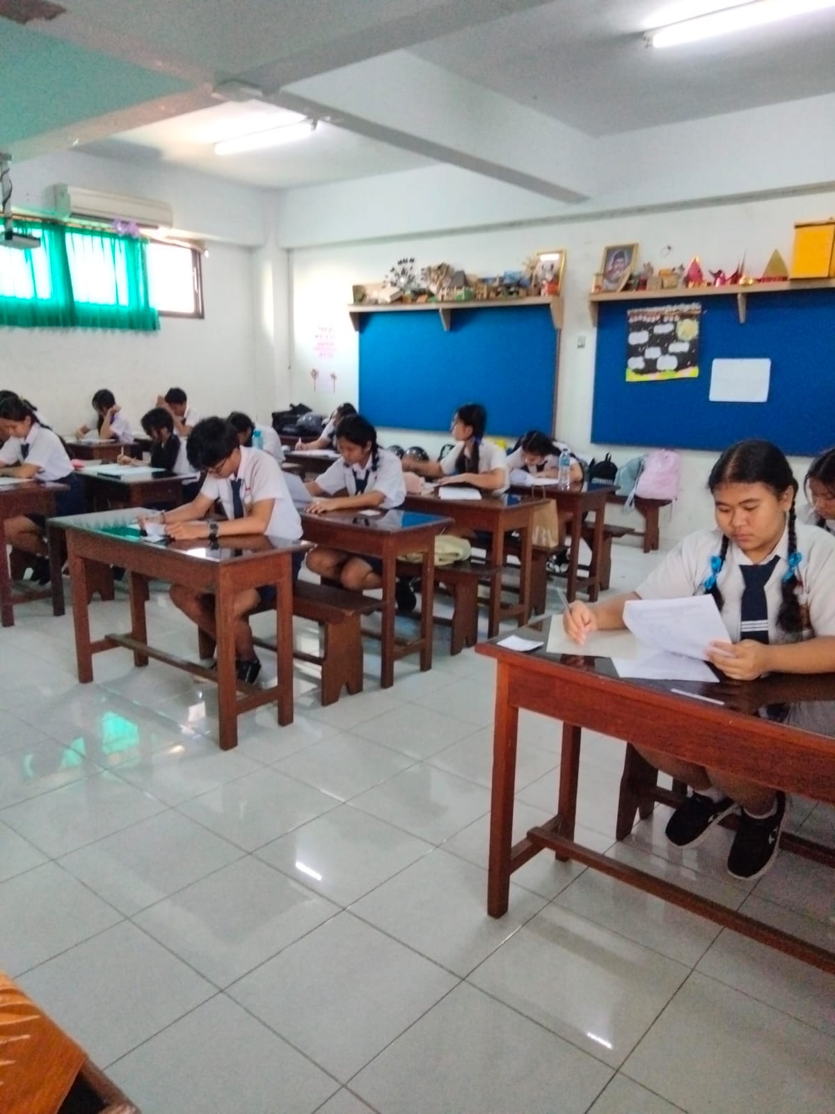 Sebanyak 257 Siswa SMP Dwijendra Denpasar Mengikuti Ujian Sumatif Akhir Jenjang.