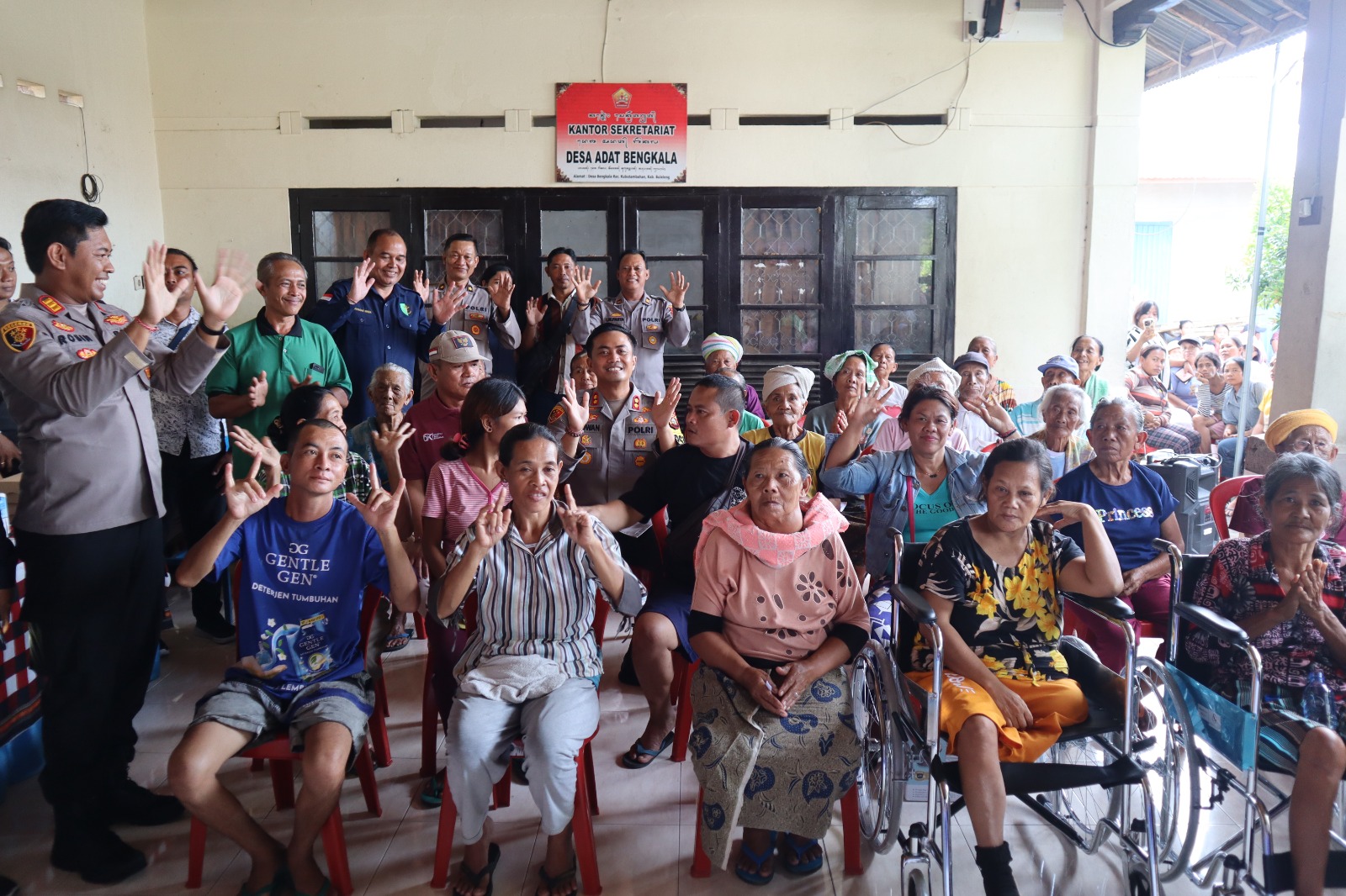 Dalam Rangka Hari Bhayangkara Ke-78,  Polres Buleleng Gelar Bakti Kesehatan Terhadap Penyandang Disabilitas  Di Desa Bengkala.