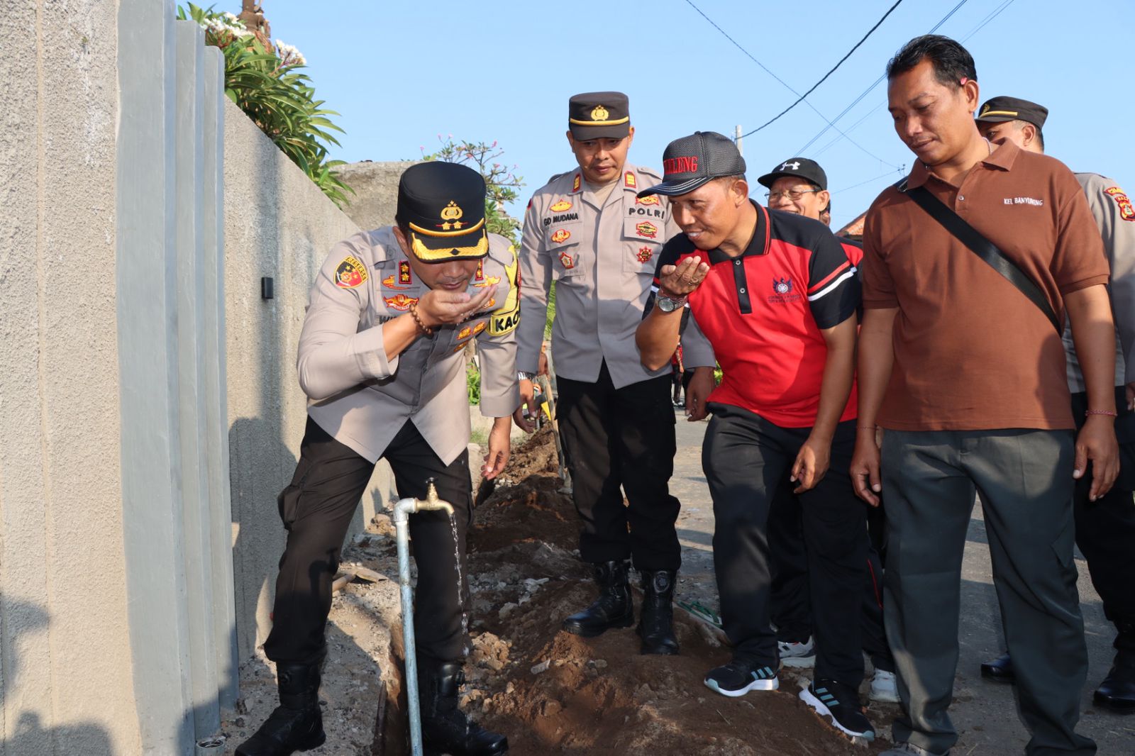 Hari Bhayangkara 78 Polres Buleleng Berikan Fasilitas Air Bersih Kepada Masyarakat