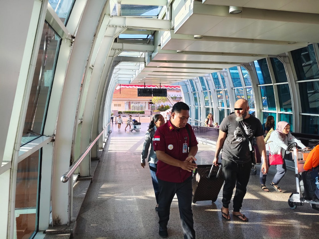 RUDENIM DENPASAR DEPORTASI PENGUNGSI WN IRAK ATAS KASUS PENCURIAN KARTU KREDIT.