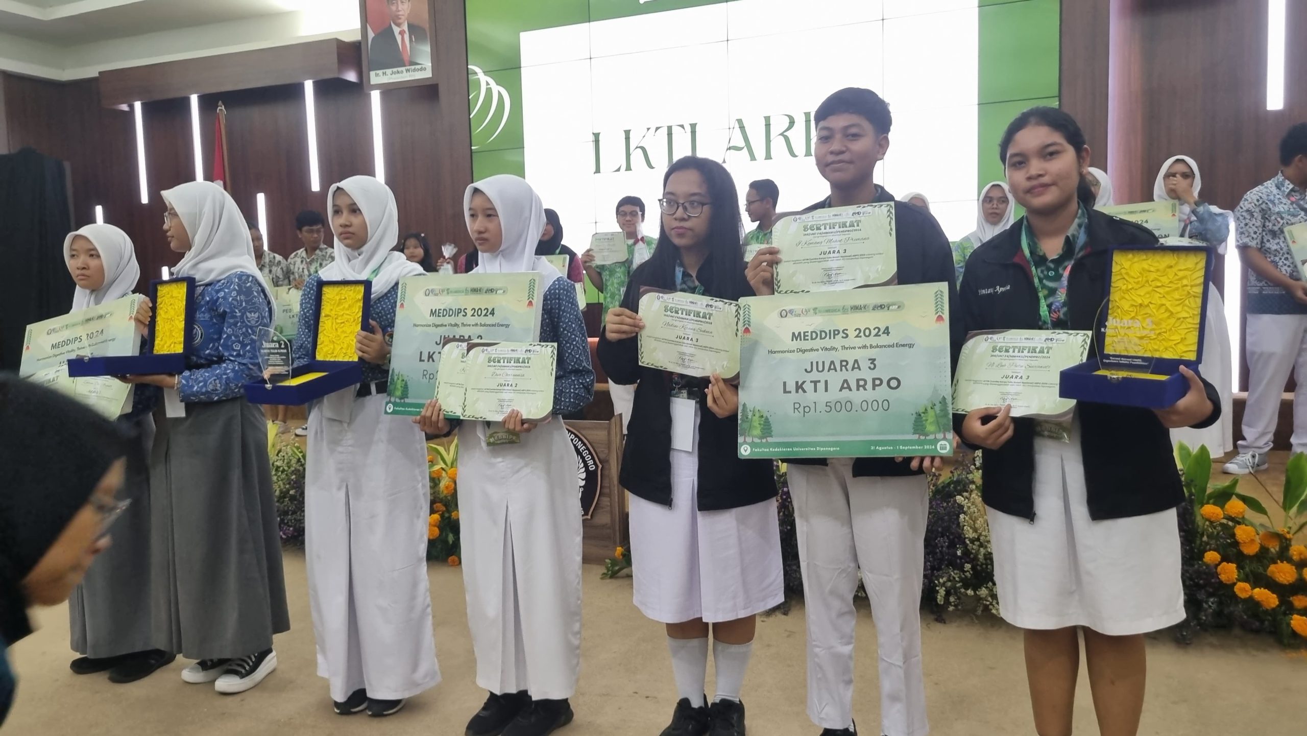 3 siswa SMA Negeri 5 Denpasar Berhasil Meraih Juara Tiga Dalam Ajang Karya Tulis Tingkat Nasional di Fakultas Kedokteran UNDIP Semarang dan Sekaligus Meraih Tiket Masuk di FK Kedokteran UNDIP Semarang.