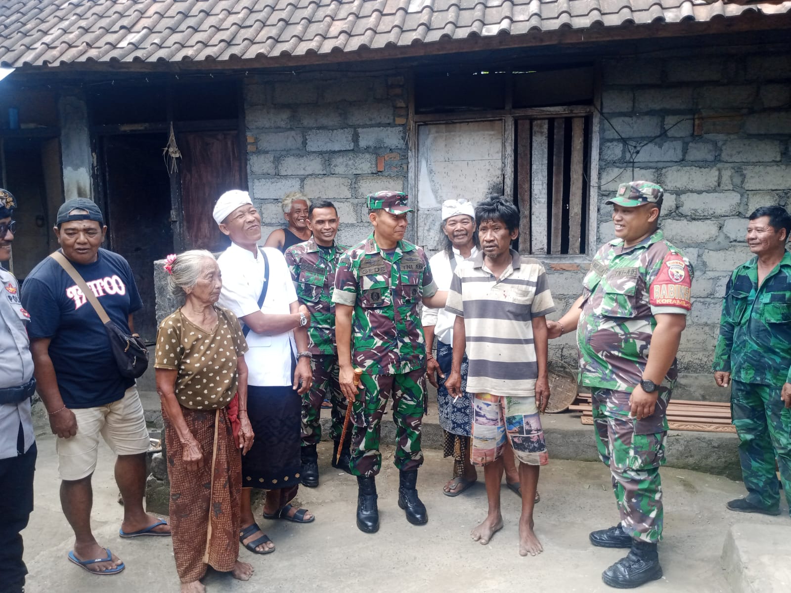 Perkuat Kemanunggalan TNI Dan Rakyat Dandim Gianyar Tinjau Lokasi Karya Bakti Bedah Rumah.