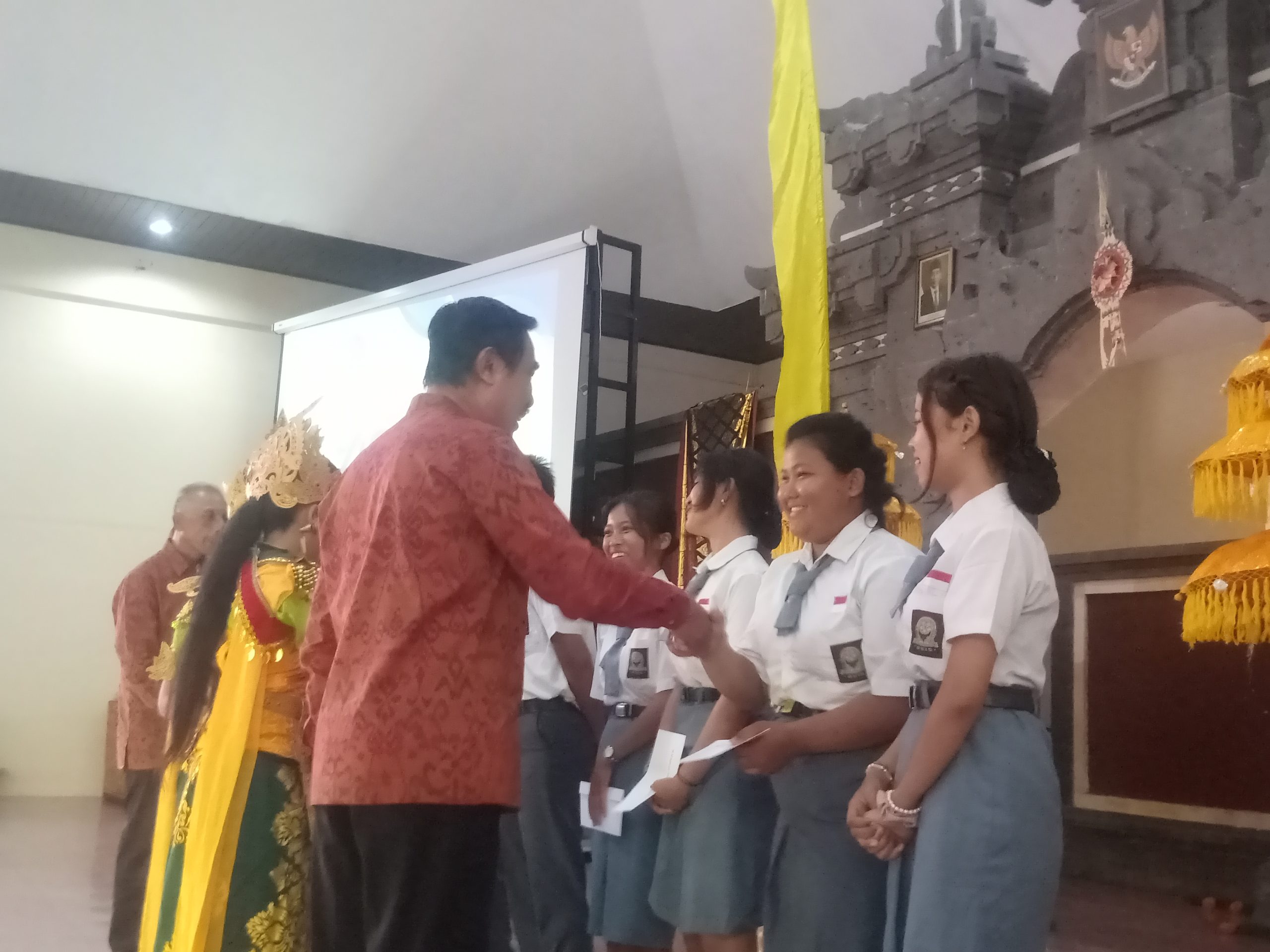 Pada Puncak HUT ke 48 Kepala Sekolah SMK 3 Denpasar Berikan Tali Kasih Kepada 10 Orang Siswa Yang Kurang Mampu.