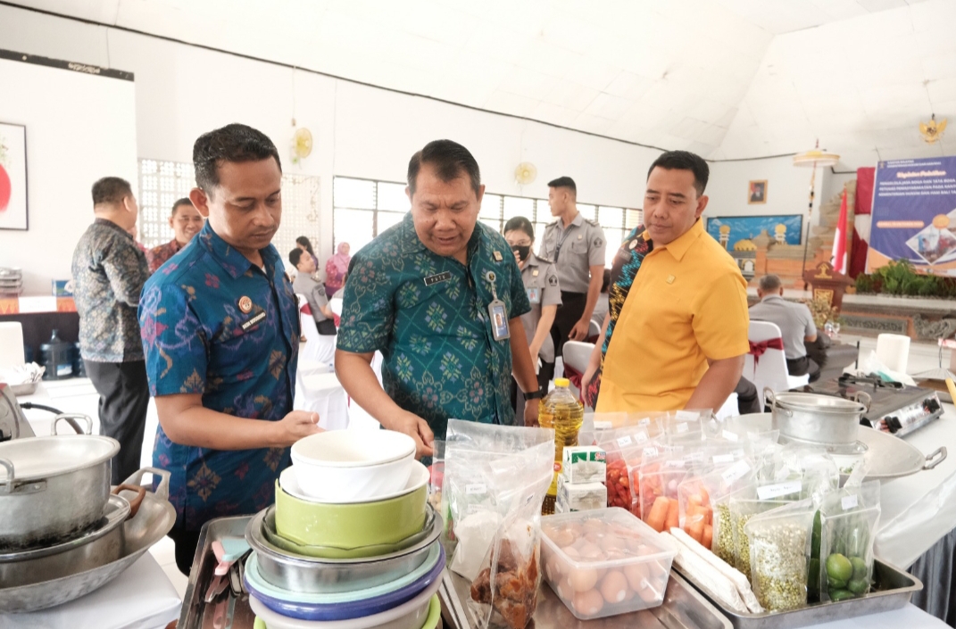 HIDANGKAN MAKANAN YANG LAYAK UNTUK WBP, SELURUH PETUGAS LAPAS RUTAN IKUTI SERTIFIKASI TATA BOGA DI RUTAN BANGLI.