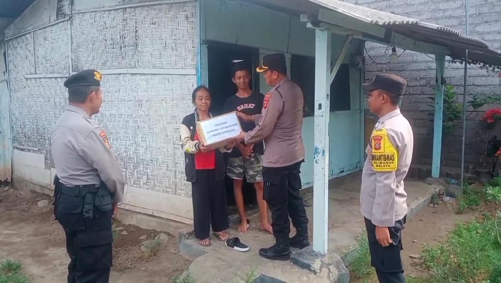 Gelar Minggu Kasih Kapolsek Gilimanuk Berikan Bantuan Kepada Seorang Warga di Lingkungan Asri Kelurahan Gilimanuk.