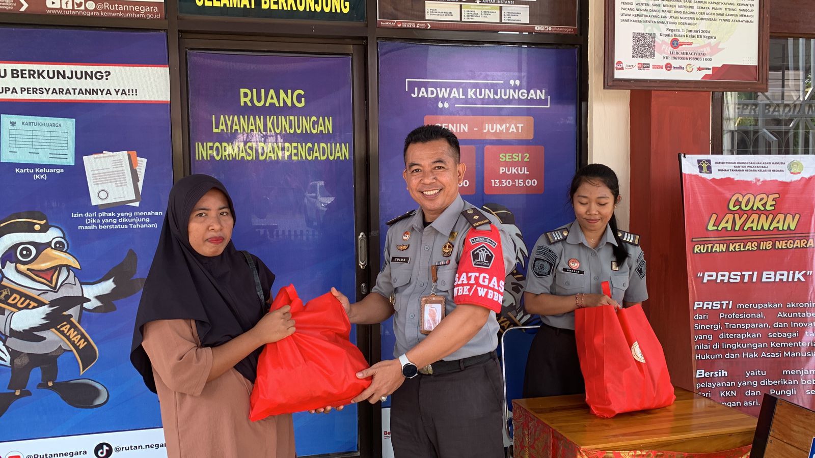 Wujudkan Program Asta Cita Presiden, Rutan Negara Bagikan Sembako Kepada Keluarga Warga Binaan.