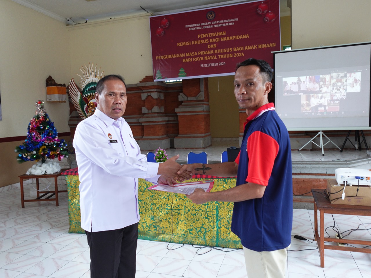 Pada Kegiatan Natal 2 Warga Binaan Rutan Negara Raih Remisi Khusus.