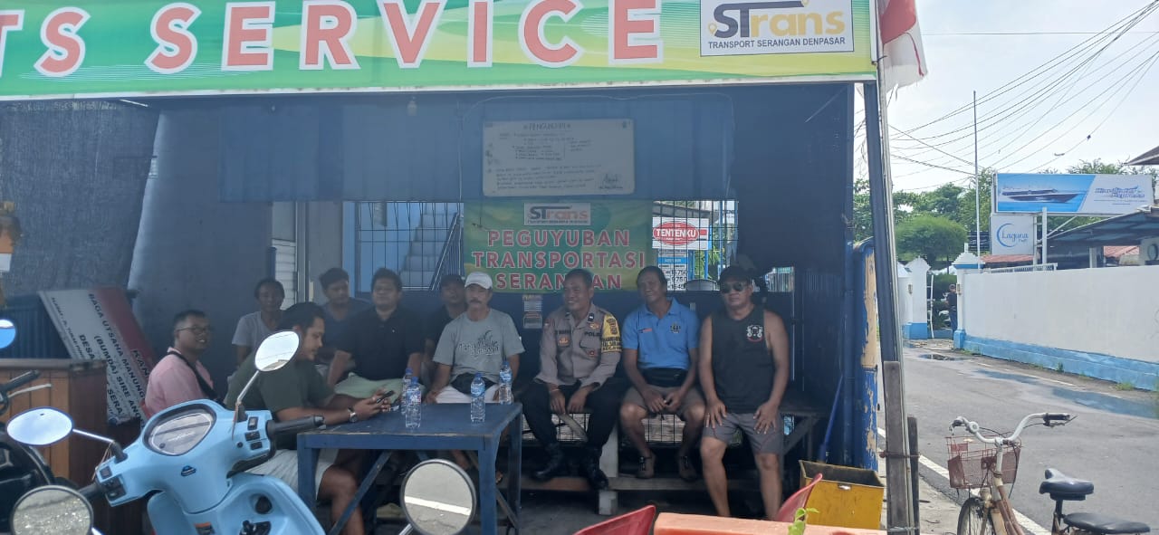 Bhabinkamtibmas Kelurahan Serangan Imbau Sopir Taksi Offline Jaga Kondusivitas di Dermaga Banjar Ponjok.