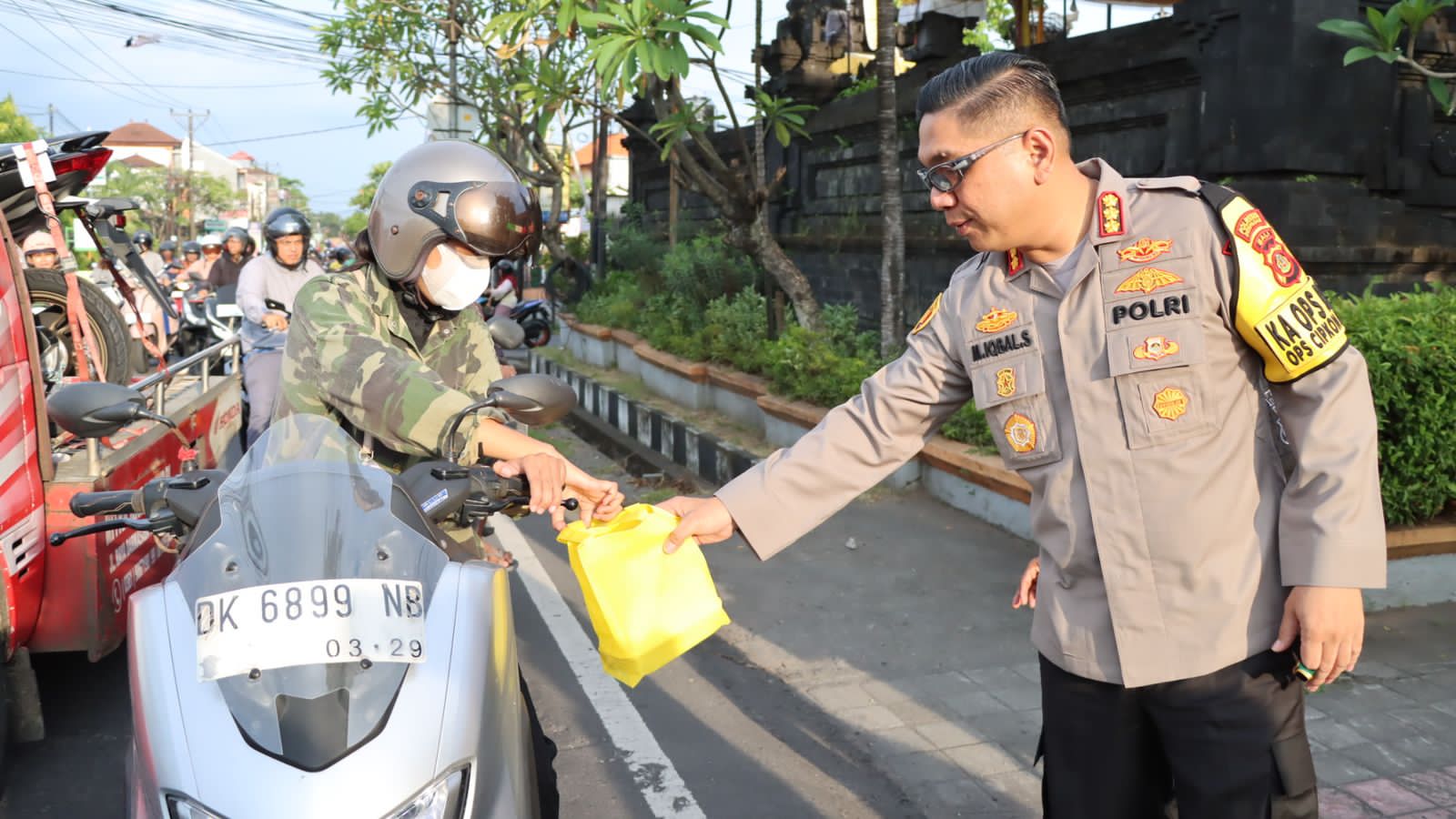 Polresta Denpasar Bagi Takjil dan Buka Puasa Bersama Media sebagai Wujud Kepedulian untuk Masyarakat.