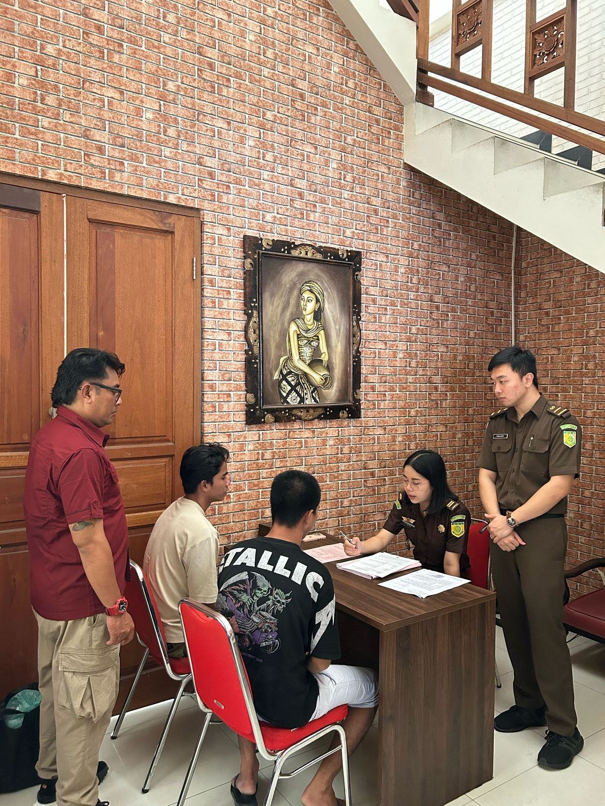 Unit Reskrim Polsek Dentim Serahkan Dua Pelaku Pencurian ke Kejaksaan Negeri Denpasar.