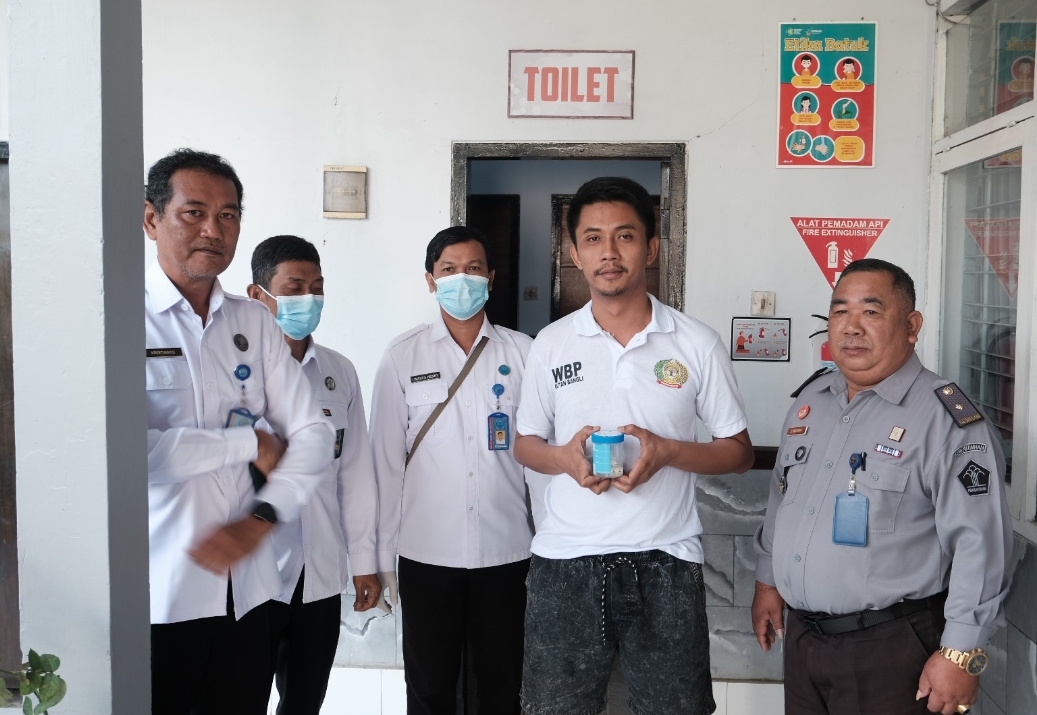 PEMASYARAKATAN BERSIH-BERSIH, RUTAN BANGLI GANDENG APH GELAR PENGGELEDAHAN BLOK HUNIAN JELANG HBP KE-61.