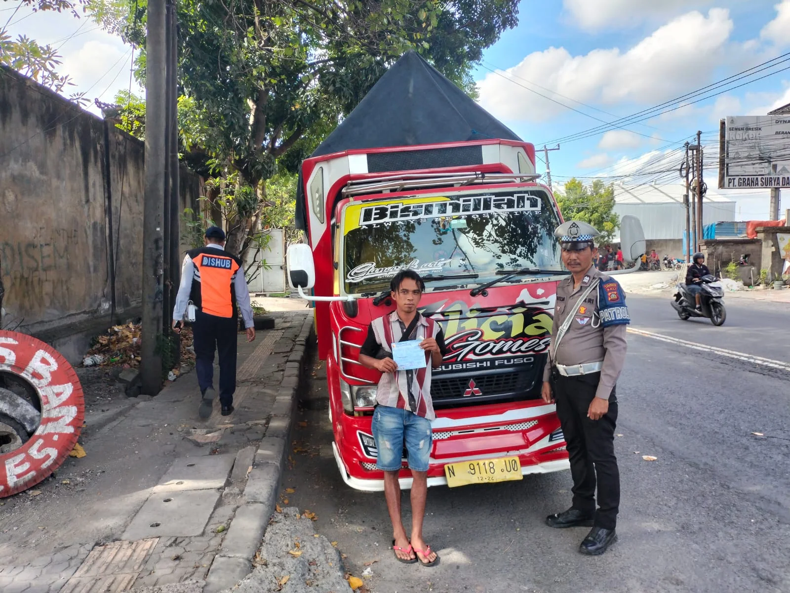 Satlantas Polresta Denpasar Tertibkan Parkir Liar di Jalan Cargo, Tiga Truk Kena Tilang.