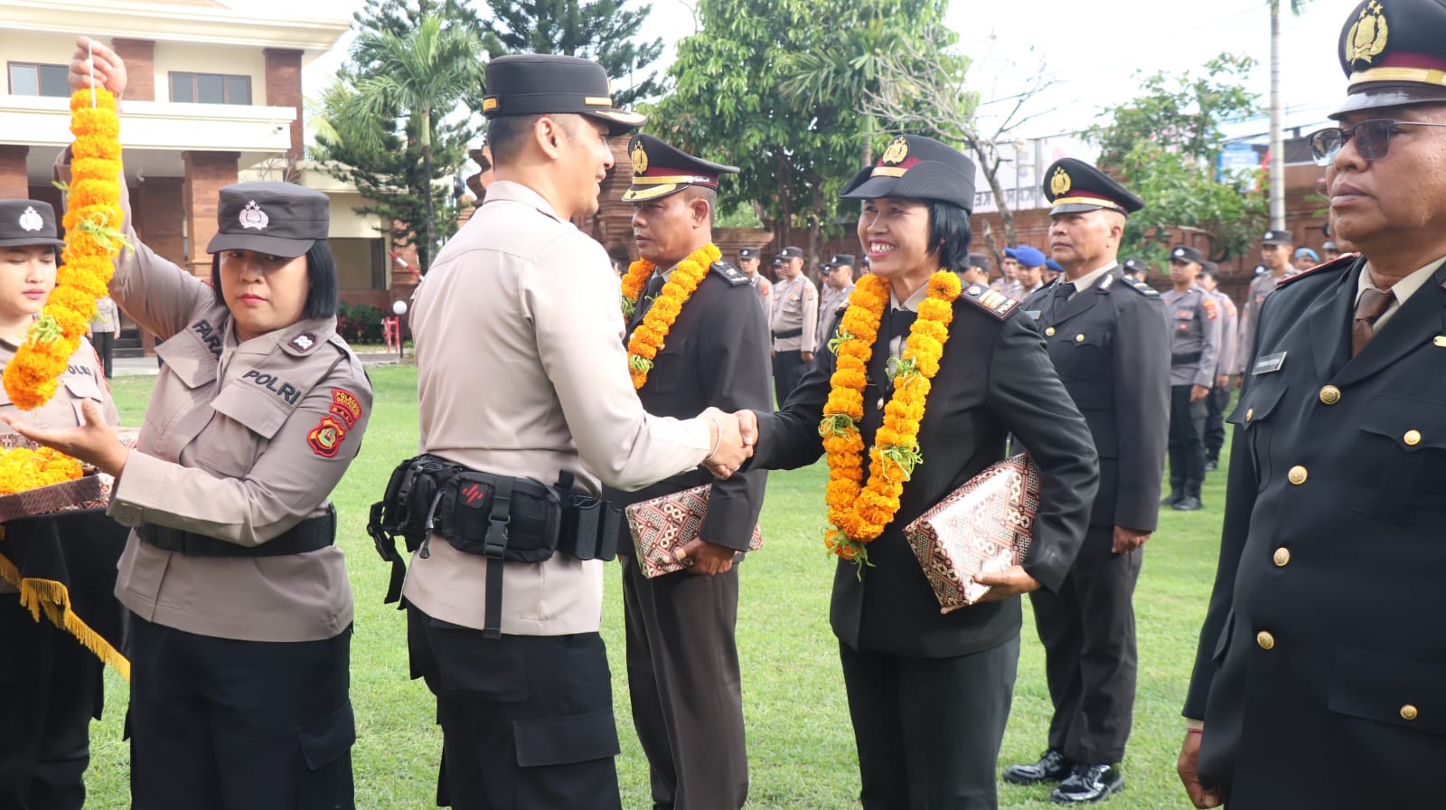 Polresta Denpasar Gelar Upacara Kenaikan Pangkat TMT 1 Juli 2025 dan Wisuda Purna Bhakti PNPP.