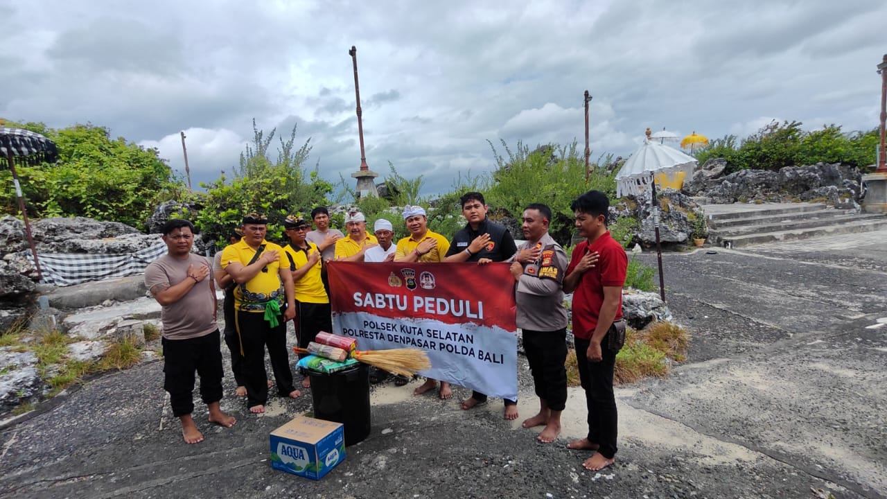 Polsek Kuta Selatan Gelar Program Sabtu Peduli di Pura Bias Tugel Benoa.