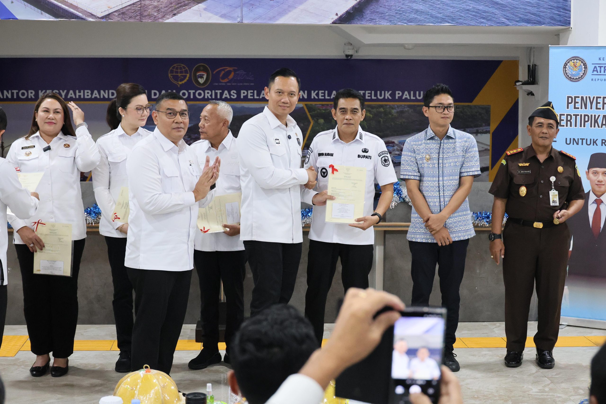 Serahkan 160 Sertipikat Tanah kepada Pemda dan Masyarakat Sulteng, Wamen Ossy Tekankan Bentuk Komitmen Negara Hadirkan Kepastian Hukum.