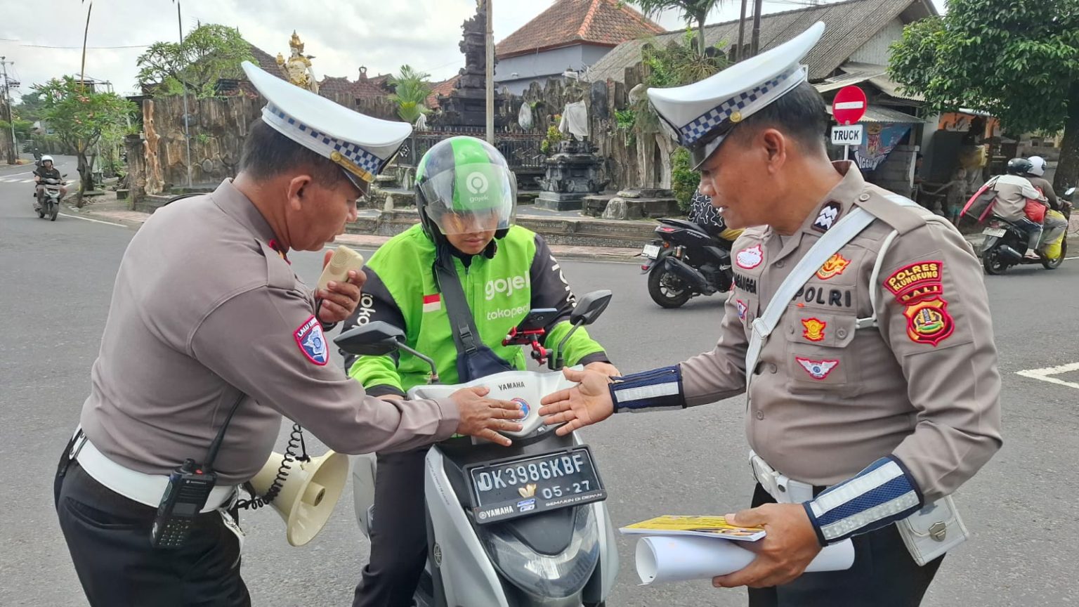 Dalam Rangka Mendukung  Operasi Patuh Agung 2025,  Sat Lantas Polres Klungkung Gelar Penyuluhan Keliling.