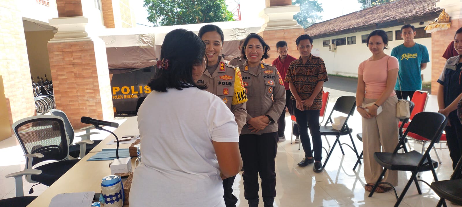 Kapolres Jembrana Berbagi Kasih Lewat Bantuan Sembako kepada PHL Polres.