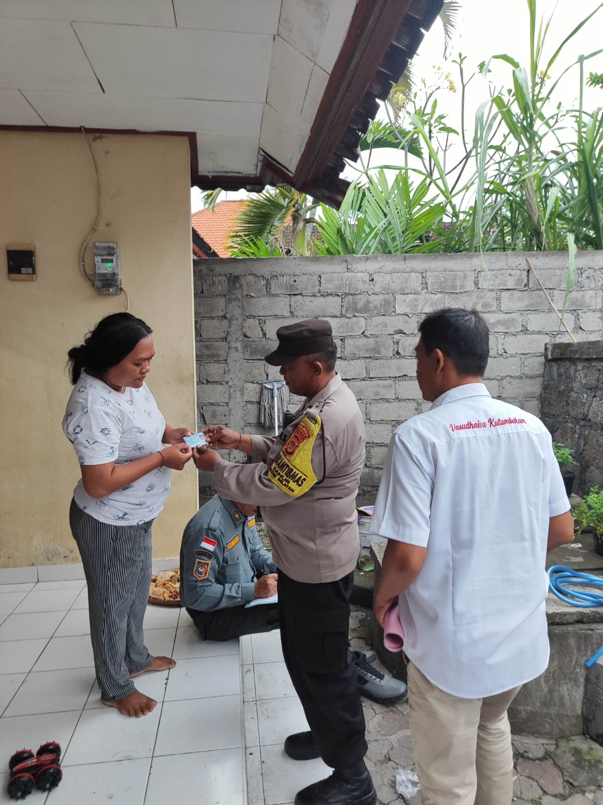 Polsek Densel  Bersama Instasi Terkait dan Aparatur Desa Gelar Penertiban Penduduk Non Permanen di Kelurahan Sanur.