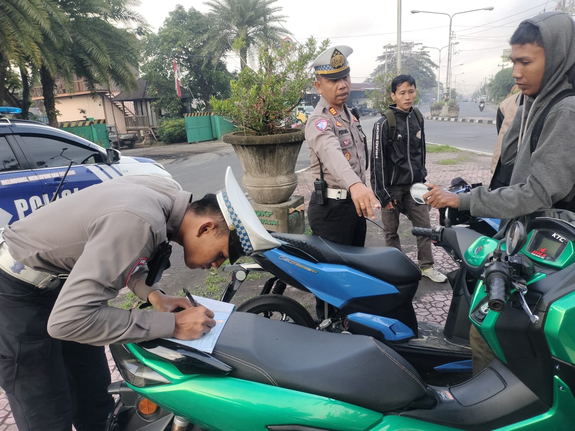 Sat Lantas Polresta Denpasar Tindak Konvoi Sunmori Klub Motor ke Bedugul, 47 Pelanggar Terjaring.