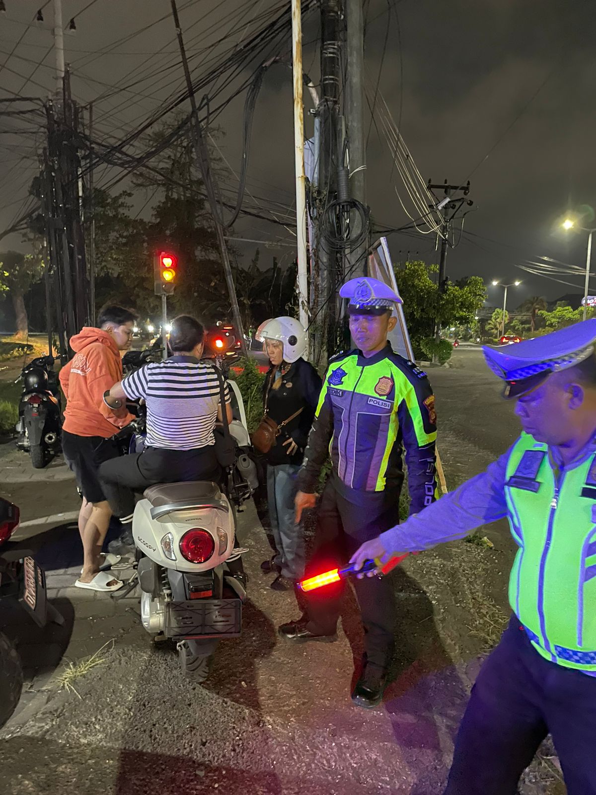 Sat Lantas Polresta Denpasar Gelar Penindakan Lalu Lintas Malam Minggu di Simpang Direktorat Kuta.