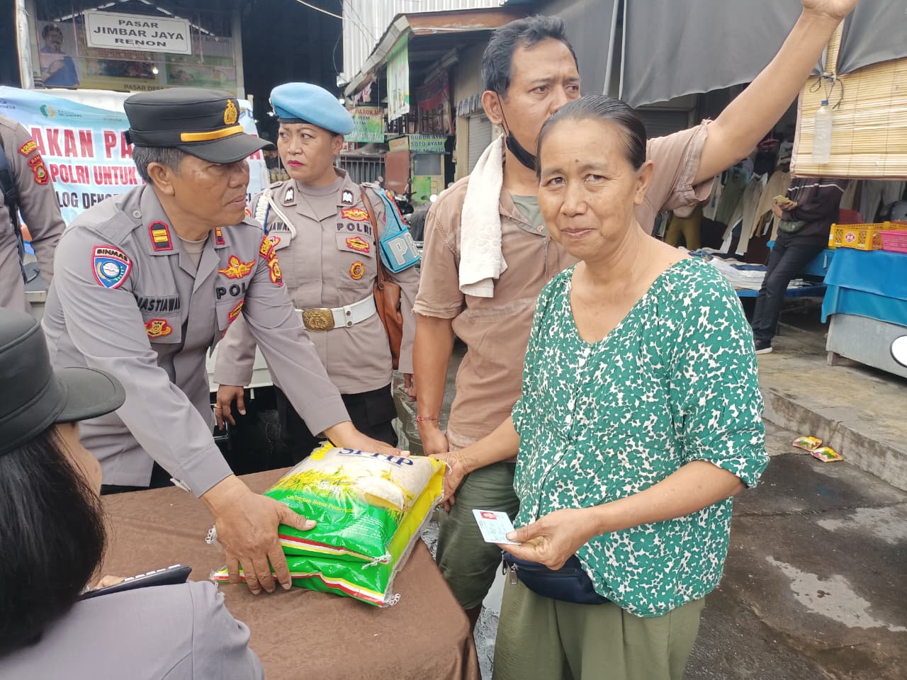 Polsek Denpasar Selatan Gelar Gerakan Pangan Murah di Pasar Jimbar Jaya Renon.